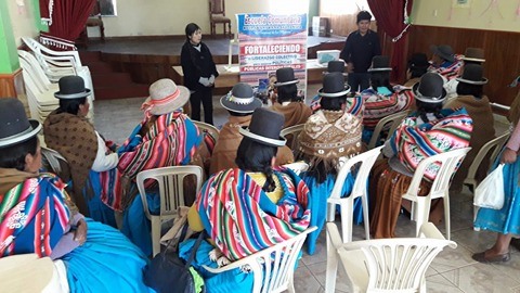 Mujeres aymaras de Kelluyo son participes de la Escuela Comunitaria “Kullakanakana sartawipa”