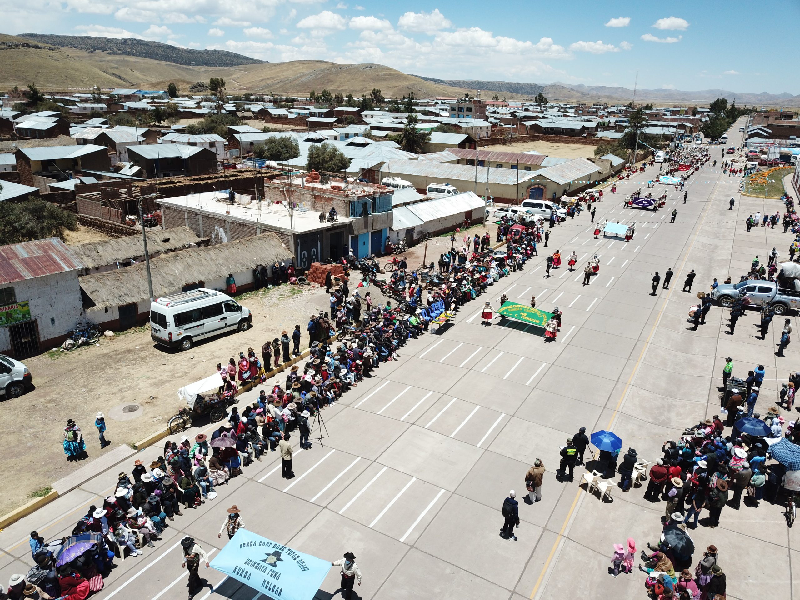DESFILE CON TRAJES TÍPICAS POR EL ANIVERSARIO DE CEDROCAN